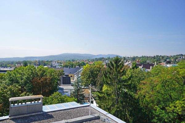 Ausblick von der Dachterrasse nach Südwesten mit der Burg Liechtenstein, Mödlinger Föhrenberge und Anninger