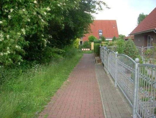 Fußweg seitlich vom Haus