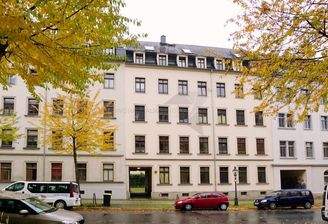 Objektansicht mit Durchfahrt