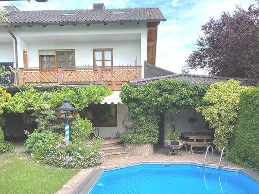 Innenhof mit Pool und Balkon