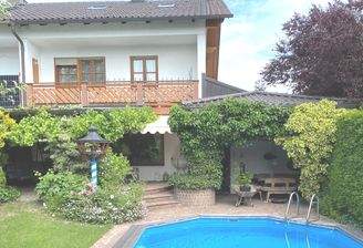 Innenhof mit Pool und Balkon