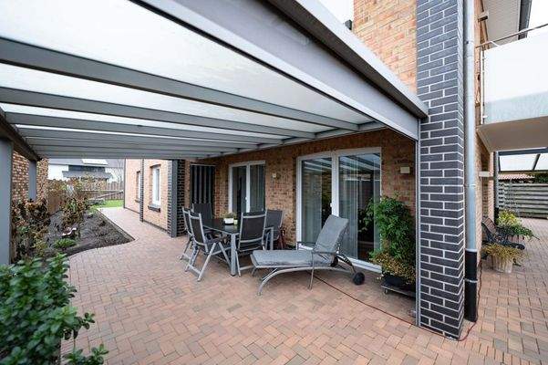 Überdachte Hauptterrasse  