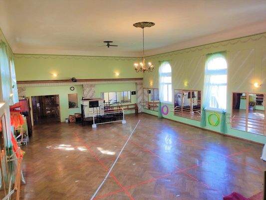 Tanzsaal mit Eingangsbereich