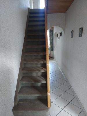 Flur im EG mit Treppe ins DG