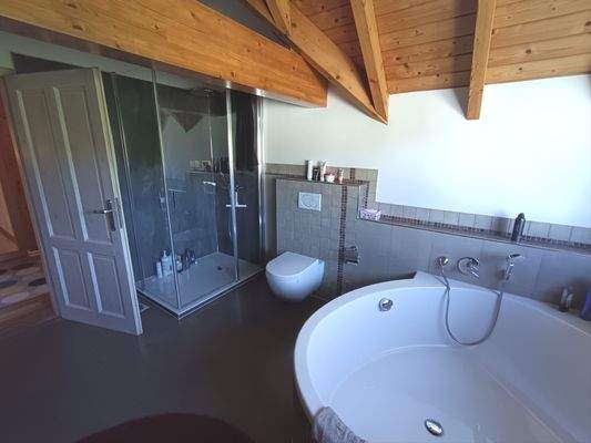 Badezimmer OG mit Wanne und Dusche