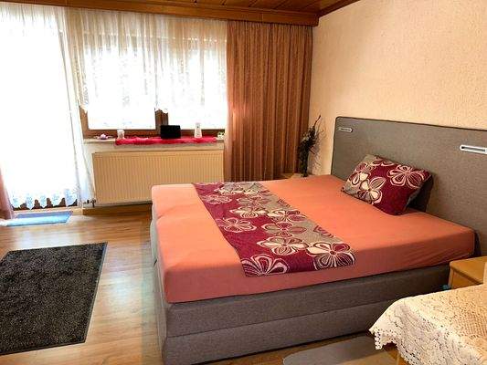 Schlafzimmer mit Zugang zur Terrasse.jpg