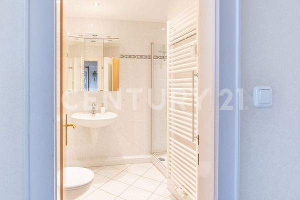 In hellen Farben gehaltenes Duschbad