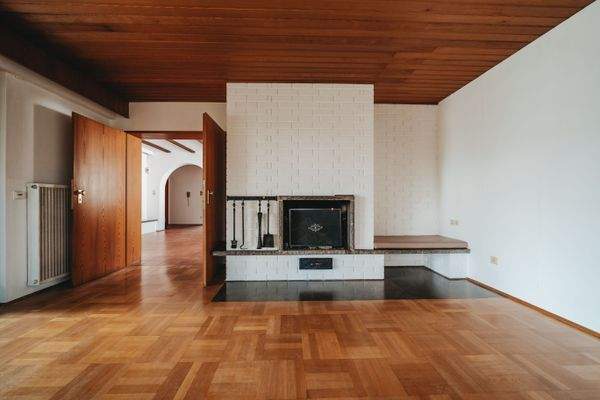 Räumlichkeiten Erdgeschoß-Wohnzimmer m. Kamin 