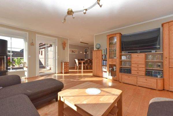 offener Wohn-/Essbereich mit Kaminofen & Zugang zur Terrasse