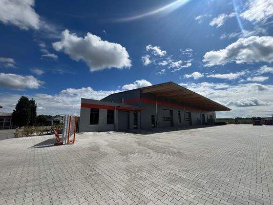 Außenansicht mit Einzäunung