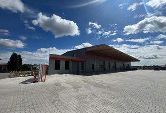 Außenansicht mit Einzäunung