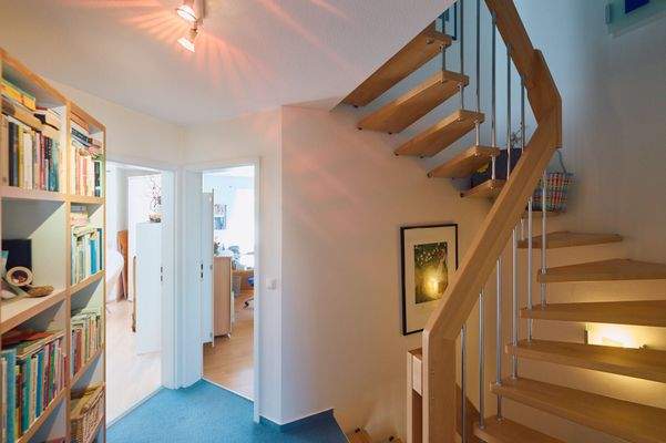 Obergeschoss, Flur mit Treppenhaus mit Blick in die Zimmer