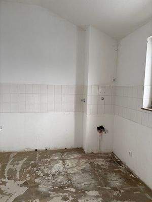 Quadratische Küche mit Fenster