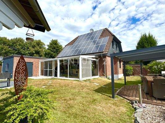 rechts: eine weitere überdachte Terrasse