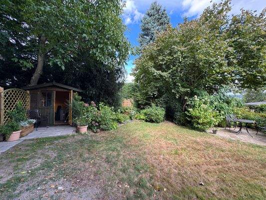 Garten mit Gartenhaus