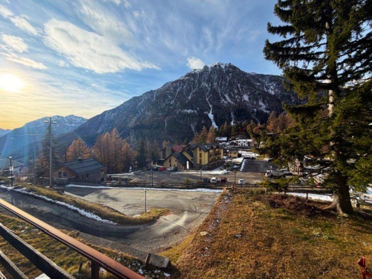 Großes, renovierungsbedürftiges Anwesen direkt an der Seilbahn von San ...