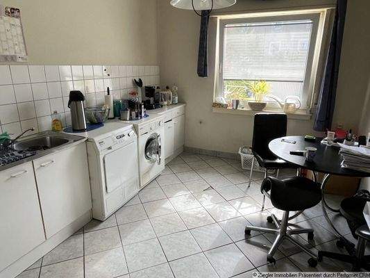 9 - EG - Rechts - Friseursalon Aufenthaltsraum b