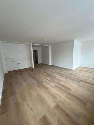 Wohnzimmer mit offener Küch...