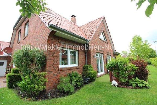 Ansicht links mit Gartenterrasse