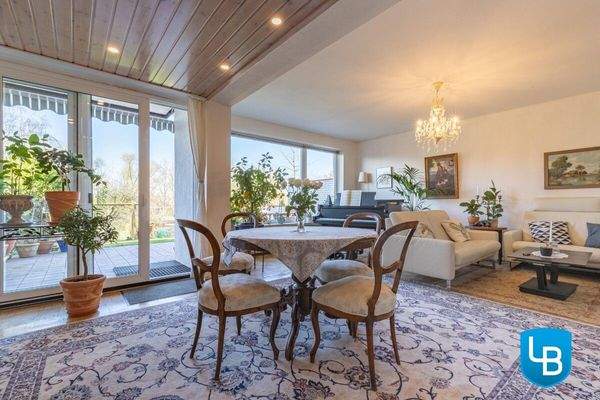 ... und in den großzügigen Wohnbereich mit Zugang zur Terrasse