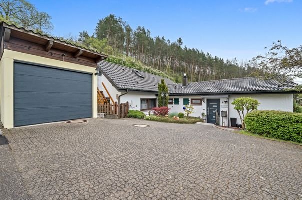 Hof mit Garage und Hauseingang