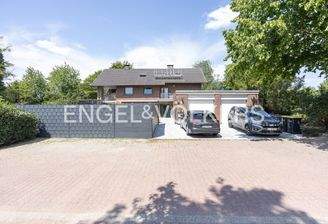 Blick auf das Haus mit der Doppelgarage