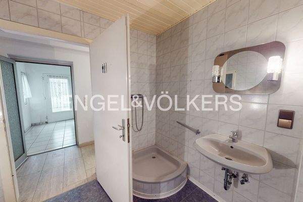 Ein zusätzliches Badezimmer befindet sich im Eingangsbereich des EG - dieses kann auch als Büro, Abstellraum oder Hauswirtschftsraum umfunktioniert werden