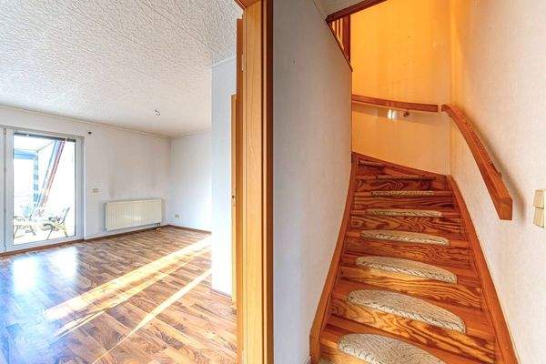 Blick zum Wohnzimmer und OG