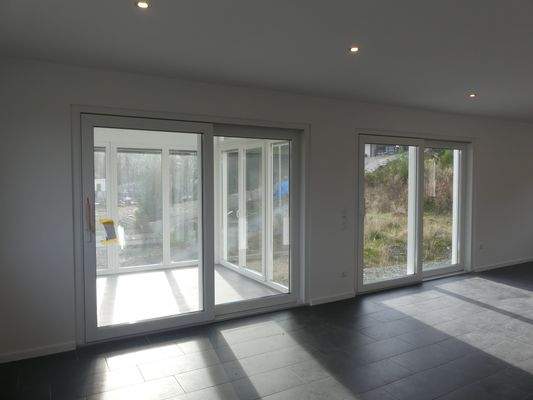 Wohnzimmer und Ausgang zum Wintergarten sowie Gartenbereich