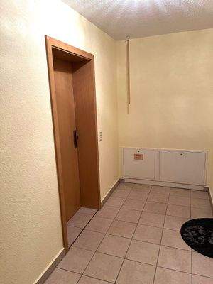 Vorflur zum Eingang der Wohnung.jpg