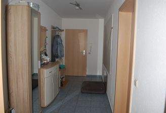 ETW/Buchenweg: Flur-Blick zur Wohnungseingangstür 