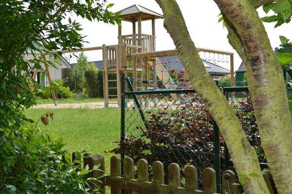 Kinderspielplatz hinter Garten
