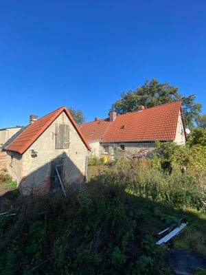 Blick auf Schuppen und Haus