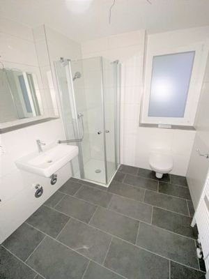 Bad mit Dusche und WC
