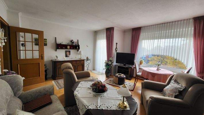 Wohnzimmer mit Zugang zum Balkon.jpg