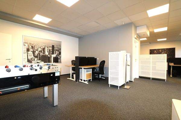 großer Büroraum/Eingangsbereich