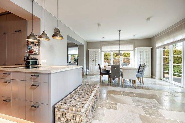 Lichtdurchfluteter Koch- und Essbereich