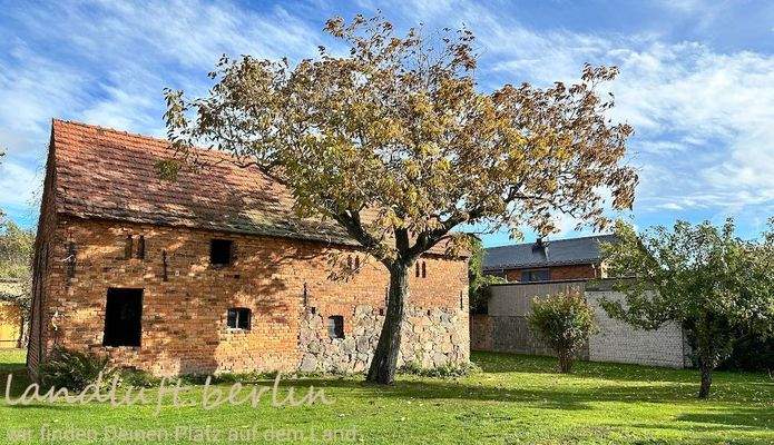 Sonnige Südseite der Backsteinscheune.jpg