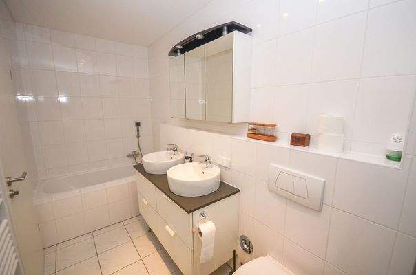 Modernes Badezimmer mit Dusche und Wanne