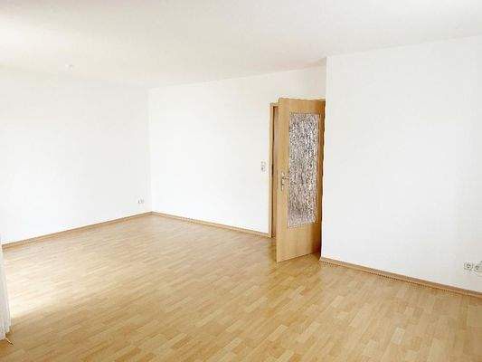 Wohnzimmer mit Blick Richtung Flurbereich