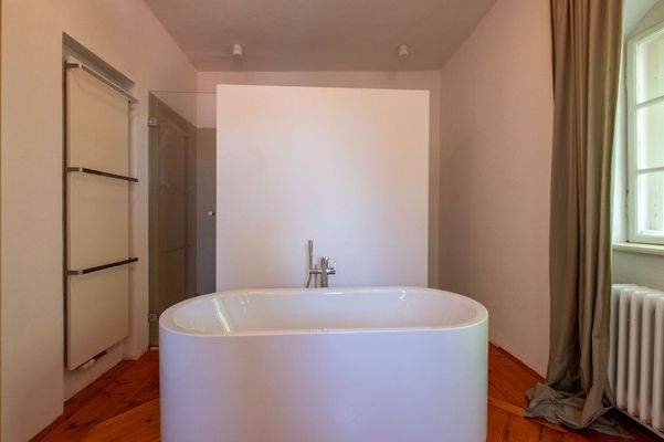 Bad im OG mit Dusche und freistehender Wanne