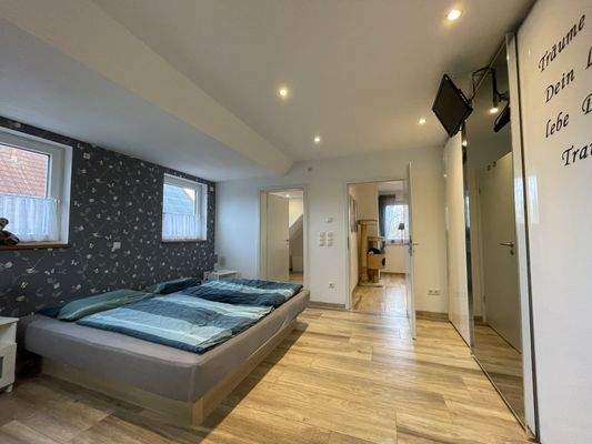 Elternschlafzimmer mit eigenem Bad DG