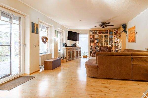 Blick in den lichtdurchfluteten Wohnbereich