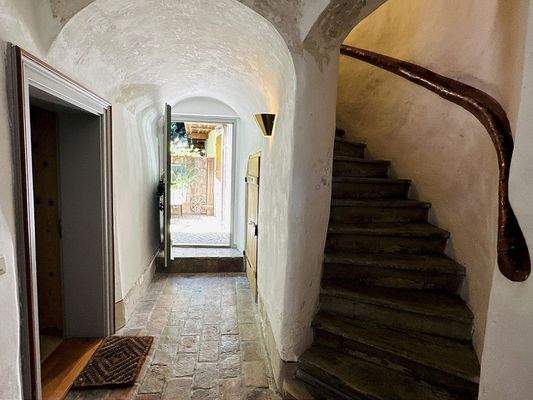 Durchgang/Flur im historischen Bereich mit Zugang zum Hinterhaus/Tenne