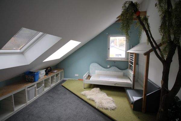 Freundliche Wohnräume im Dachgeschoss.JPG