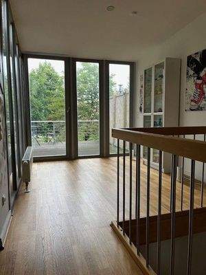 Bereich für Esstisch oder Büro oder gemütliche Ecke mit Blick auf die geräumige Terrasse