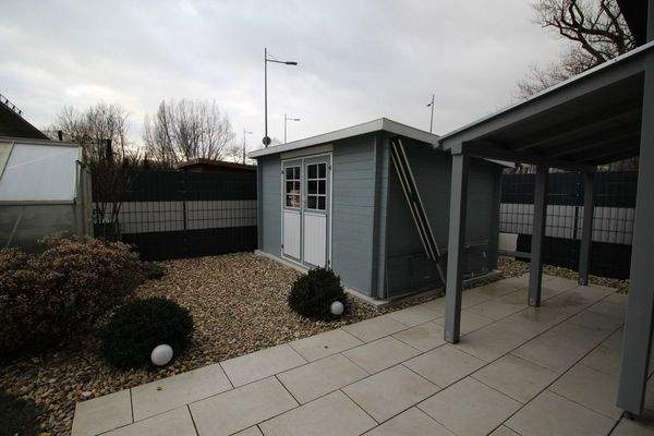 4-Terrasse und Gartenhaus