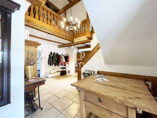 Blick vom Wohn,- und Eßbereich Richtung Eingangshalle