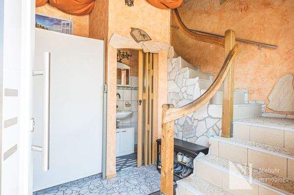 HWR, Gäste-WC u. Treppenaufgang zum DG