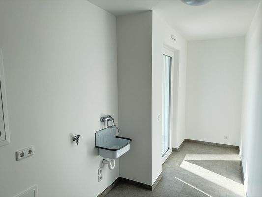 Hauswirtschaftsraum mit weiterem Ausgang Dachterrasse